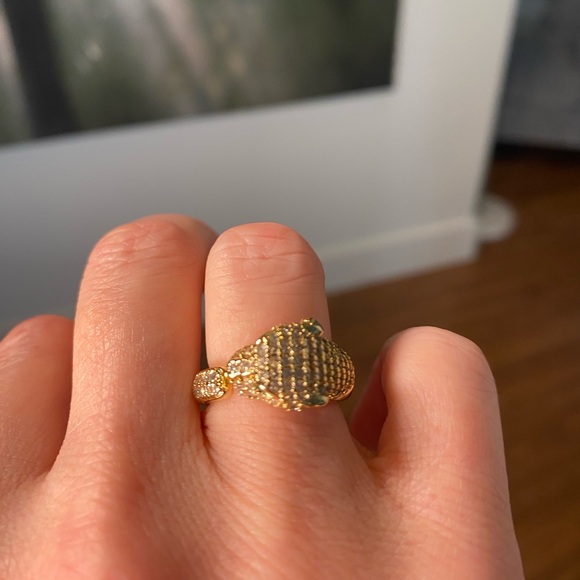 Elegant Gold Panther Ring with Crystal Details - Picture 3 of 8